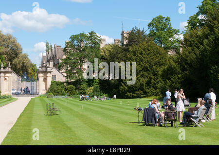 Gli studenti rilassante nei giardini del Trinity College di Oxford. Foto Stock