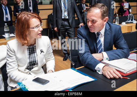 Lussemburgo, Lux, Lussemburgo. Xiii oct, 2014. Kite Pentus-Rosimannus Ministro dell ambiente in Estonia (L) e il Segretario di Stato britannico per l'ambiente, dell'alimentazione e gli affari rurali Georges Eustice prima del Consiglio Agricoltura e pesca al Consiglio europeo ha sede a Lussemburgo il 13.10.2014 ministri Ue cercano di raggiungere un accordo politico sulla pesca .opportunità per gli Stati membri nel mar Baltico per il 2015 da Wiktor Dabkowski Credito: Wiktor Dabkowski/ZUMA filo/Alamy Live News Foto Stock