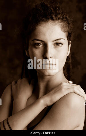 Ritratto di giovane donna con le mani sulle spalle Foto Stock
