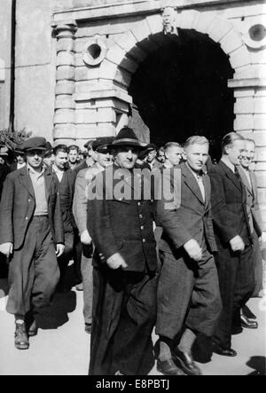 La foto di un comunicato stampa nazista mostra i rifugiati tedeschi Sudeten fuggiti dalla Cecoslovacchia e arrivati nel campo profughi di Augustusburg, in Germania, nel settembre 1938. Il testo originale della propaganda nazista sul retro della foto recita: 'I tedeschi Sudeti fuggono dal terrore ceco. I tedeschi sudeteni fuggiti dalla Cecoslovacchia arrivano ad Augustusburg, che è il più grande campo della Sassonia in questo momento." Fotoarchiv für Zeitgeschichtee - NESSUN SERVIZIO DI CABLAGGIO Foto Stock