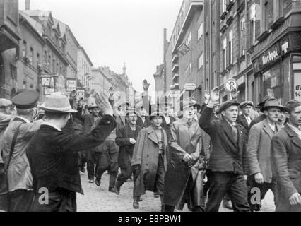 La foto di un comunicato stampa nazista mostra i rifugiati tedeschi Sudeten a Plauen, Germania, luglio 1938. Il testo originale della propaganda nazista sul retro dell'immagine recita: 'I tedeschi Sudeti fuggono dal terrore ceco. I tedeschi Sudeten, che sono riusciti a fuggire oltre il confine, arrivano a Plauen". Fotoarchiv für Zeitgeschichtee - NESSUN SERVIZIO DI CABLAGGIO Foto Stock