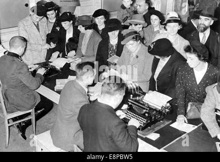 La foto di un comunicato stampa nazista mostra il rifugiato tedesco Sudeten fuggito dalla Cecoslovacchia arrivando alla stazione centrale di Dresda, Germania, settembre 1938. Il testo originale della propaganda nazista sul retro della foto recita: 'Sudeten tedeschi rifugiati a Dresda. I rifugiati che arrivano alla stazione centrale di Dresda sono registrati su liste." Fotoarchiv für Zeitgeschichte Foto Stock