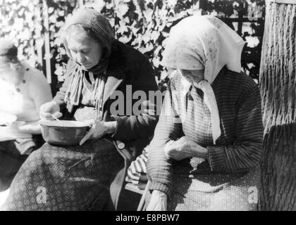 La foto di un comunicato stampa nazista mostra i rifugiati tedeschi Sudeten fuggiti dalla Cecoslovacchia e arrivati nel campo profughi di Augustusburg, in Germania, nel settembre 1938. Il testo originale della propaganda nazista sul retro della foto recita: 'Sudeten rifugiati tedeschi ad Augustusburg, sulle montagne ore. Le vecchie madri Sudeten mangiano ad Augustusburg.' Fotoarchiv für Zeitgeschichtee - NESSUN SERVIZIO DI CABLAGGIO Foto Stock