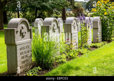 Il cimitero militare di Saint Symphorien, britannici e tedeschi e tombe di guerra dalla Prima Guerra Mondiale La Battaglia di Mons Foto Stock