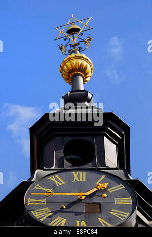 Joselov è il nome del ghetto ebraico di Praga. La torre dell'orologio del Jewish town hall. Foto Stock