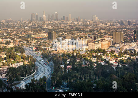 Vista della superstrada 101 & Los Angeles da Mulholland Drive, CALIFORNIA, STATI UNITI D'AMERICA Foto Stock