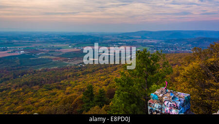 Autunno vista dall'alta roccia, a penna Mar County Park, Maryland. Foto Stock