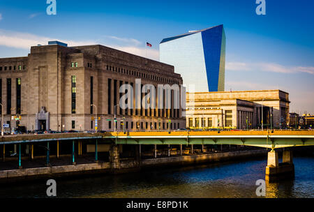 Edifici nella zona ovest di Philadelphia e il Market Street ponte sopra il fiume Schuylkill in Philadelphia, Pennsylvania. Foto Stock