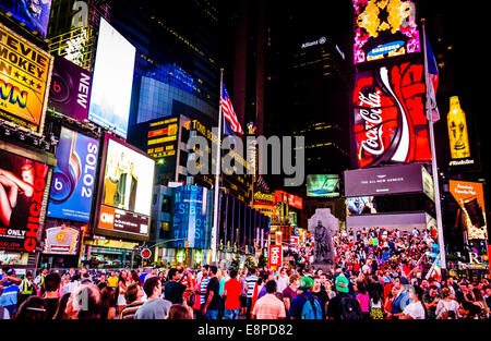 Grande folla di persone in Times Square a notte nel centro di Manhattan, New York. Foto Stock