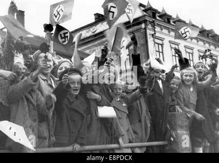 L'immagine della propaganda nazista mostra i bambini tedeschi Sudeten che incoraggiano l'arrivo delle truppe tedesche a Trautenau (oggi Trutnov, Repubblica Ceca) nell'ottobre 1938, località sconosciuta. Il testo originale di una notizia nazista sul retro della foto recita: "L'arrivo delle truppe tedesche nella divisione V. giovani gioiosi e felici in Trautenau liberato”. Fotoarchiv für Zeitgeschichtee - NESSUN SERVIZIO DI CABLAGGIO Foto Stock