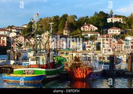 Francia, Pays Basque, dei Pirenei atlantici, il Golfo di Biscaglia, Ciboure village in background e barche di pescatori in primo piano Foto Stock