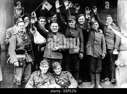 Testo di propaganda! Da una notizia nazista del 03 settembre 1939 sul retro della foto: "I difensori polacchi, che sono in parte Volksdeutsch e chi sono stati costretti al servizio militare dai polacchi, salutano i soldati tedeschi”. Fotoarchiv für Zeitgeschichtee - NESSUN SERVIZIO DI CABLAGGIO Foto Stock