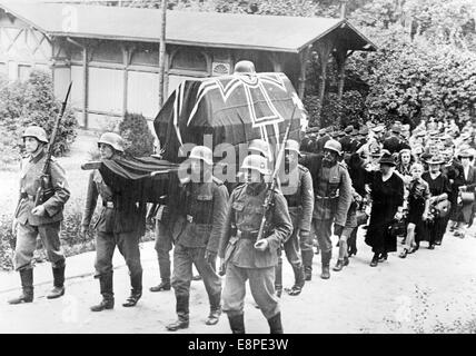 La sepoltura dell'assassinato SA Joseph Wessel nei nazisti controllava Danzica, Polonia, 28 agosto 1939. La notizia nazista sul retro della foto recita: 'Il funerale dell'assassinato SA man Josef Wessel. Lunedì scorso, i funerali dell'uomo della SA e dell'ufficiale di polizia di stato Josef Wessel, ucciso da una banda polacca di assassini, si sono svolte presso il cimitero di Garrison a Danzica. La processione funebre. La bara fu portata dai suoi compagni alla cripta. La bandiera di Danzica e il casco dell'uomo assassinato furono posti sulla bara." Fotoarchiv für Zeitgeschichtee - NESSUN SERVIZIO DI CABLAGGIO Foto Stock