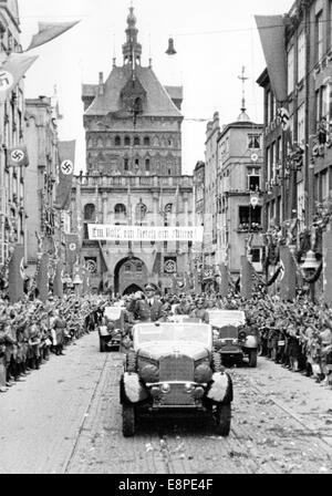 La foto della propaganda nazista mostra Adolf Hitler che arriva nello Stato libero di Danzica, il 19 settembre 1939. La notizia nazista sul retro del quadro recita: "Il Fuhrer in Danzig liberato. Il Fuhrer ha ricevuto un esultante giubilo dai cittadini di Danzica quando è arrivato ieri." Fotoarchiv für Zeitgeschichtee - NESSUN SERVIZIO DI CABLAGGIO Foto Stock