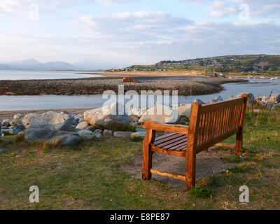 Vista dal guscio isola verso Harlech nel Galles del Nord Regno Unito Foto Stock