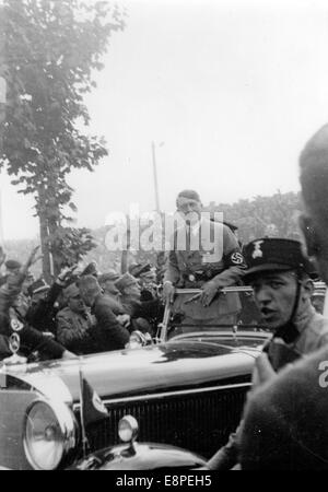 Rally di Norimberga 1933 a Norimberga, Germania - Adolf Hitler nella sua vettura tra i membri della SA (Sturmabteilung) presso il raduno del partito nazista. (Difetti di qualità dovuti alla copia storica dell'immagine) Fotoarchiv für Zeitgeschichtee - NESSUN SERVIZIO DI CABLAGGIO – Foto Stock