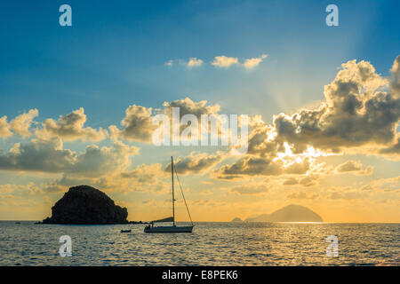 Barca a vela nelle isole Eolie Foto Stock