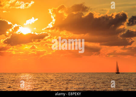 Tramonto paesaggio con barca a vela nelle isole Eolie Foto Stock