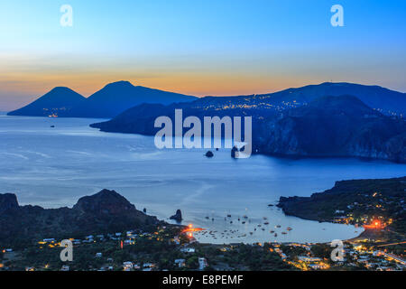 Vista panoramica delle Isole Eolie Lipari e Salina dal vulcano, dopo il tramonto Foto Stock