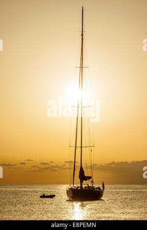 Tramonto paesaggio con barca a vela nelle isole Eolie Foto Stock