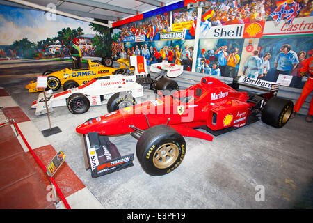 Una selezione di famosi F1 racing cars nella sala del Motor Sport a la Haynes International Motor Museum Sparkford Somerset REGNO UNITO Foto Stock