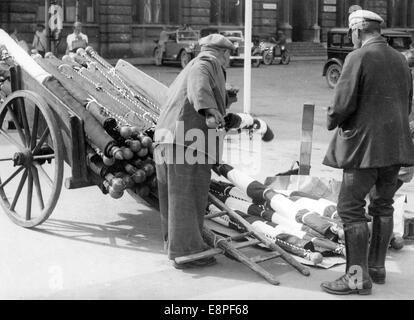 Rally di Norimberga 1933 a Norimberga, Germania - le bandiere con le svastike sono preparate per l'uso nelle strade della città. (Difetti di qualità dovuti alla copia storica dell'immagine) Fotoarchiv für Zeitgeschichtee - NESSUN SERVIZIO DI CABLAGGIO - Foto Stock