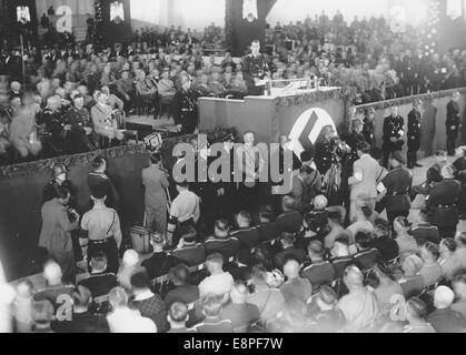 Rally di Norimberga 1933 a Norimberga, Germania - apertura del congresso del partito nella sala Luitpold presso il raduno nazista di Rudolf Hess. Dietro Hess in prima fila a sinistra: Adolf Hitler. (Difetti di qualità dovuti alla copia storica dell'immagine) Fotoarchiv für Zeitgeschichtee - NESSUN SERVIZIO DI CABLAGGIO - Foto Stock