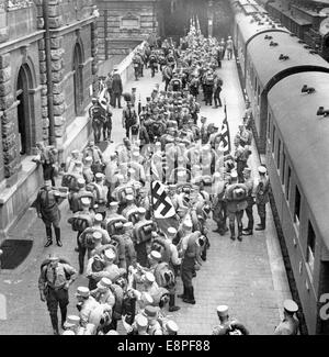 Rally di Norimberga 1933 a Norimberga, Germania - arrivo in treno dei membri della SA (Sturmabteilung) alla stazione centrale di Norimberga. (Difetti di qualità dovuti alla copia storica dell'immagine) Fotoarchiv für Zeitgeschichtee - NESSUN SERVIZIO DI CABLAGGIO - Foto Stock