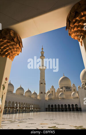 Colonne dorate di Sheikh Zayed Bin Sultan Al Nahyan moschea, Abu Dhabi, Emirati Arabi Uniti, Medio Oriente Foto Stock
