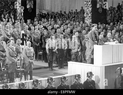 Rally di Norimberga 1934 a Norimberga, Germania - apertura del congresso del partito da parte del Ministro del Reich Rudolf Hess alla Luitpold Hall presso il raduno del partito nazista. Prima fila L: Julius Streicher e Adolf Hitler. (Difetti di qualità dovuti alla copia storica dell'immagine) Fotoarchiv für Zeitgeschichtee - NESSUN SERVIZIO DI CABLAGGIO - Foto Stock