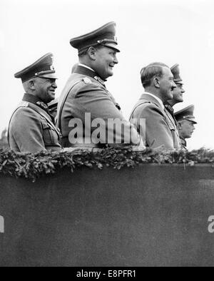 Rally di Norimberga 1934 a Norimberga, Germania - Hermann Goering (fronte L-R), Adolf Hitler, Werner von Blomberg (Ministro della guerra del Reich) e Werner von Fritsch (membro dell'Alto comando tedesco) davanti alla tribuna durante un'esposizione della Wehrmacht (forze armate) Al campo di Zeppelin presso i terreni di raduno del partito nazista. (Difetti di qualità dovuti alla copia storica dell'immagine) Fotoarchiv für Zeitgeschichtee - NESSUN SERVIZIO DI CABLAGGIO - Foto Stock