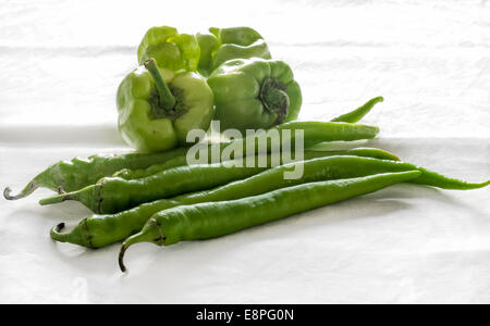 Peperoni Verdi tutti pronti per cucinare Foto Stock