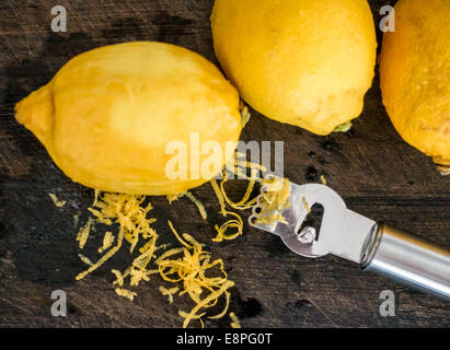 La pelatura di scorza di limone per aggiungere la scorza di cucinare Foto Stock