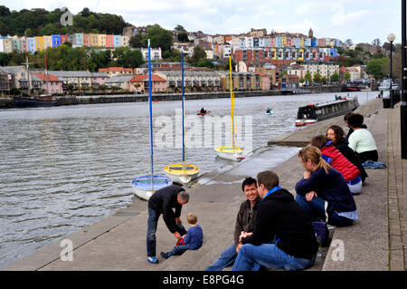 La gente seduta rilassante sulla banchina di fronte al Cottage Inn Bristol City Docks vilipendio porto. Hotwells e Clifton legno ho Foto Stock