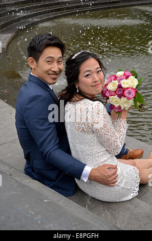 Ritratto di un impegnato Asian giovane presso la fontana di Washington Square Park nel Greenwich Village di New York City. Foto Stock