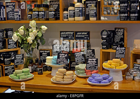 Sapone colorato viene visualizzato in lussureggianti store sulla East 14th Street nel Greenwich Village di New York City Foto Stock