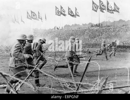 Norimberga Rally 1936 a Norimberga, Germania - esposizione della Wehrmacht sul campo Zeppelin presso il raduno nazista. (Difetti di qualità dovuti alla copia storica dell'immagine) Fotoarchiv für Zeitgeschichtee - NESSUN SERVIZIO DI CABLAGGIO – Foto Stock