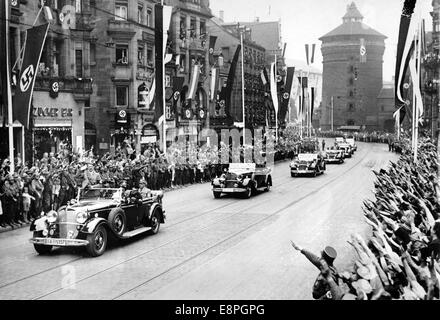 Norimberga Rally 1935 a Norimberga, Germania - i membri della popolazione e della SA (Sturmabteilung) salutano Adolf Hitler con il saluto nazista mentre Hitler guida attraverso Koenigsstrasse (difetti di qualità dovuti alla copia storica della foto) Fotoarchiv für Zeitgeschichtee - NESSUN SERVIZIO DI FILO - Foto Stock