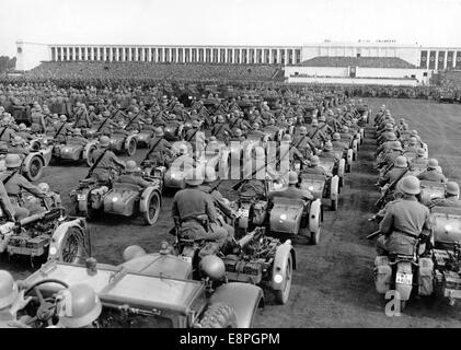 Norimberga Rally 1936 a Norimberga, Germania - esposizione della Wehrmacht sul campo Zeppelin al partito nazista raduno, qui: Truppe moto. (Difetti di qualità dovuti alla copia storica dell'immagine) Fotoarchiv für Zeitgeschichtee - NESSUN SERVIZIO DI CABLAGGIO – Foto Stock