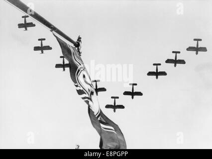 Rally di Norimberga 1936 a Norimberga, Germania - Mostra della Wehrmacht sul campo di Zeppelin presso il raduno nazista, hier la Luftwaffe (Aeronautica militare). (Difetti di qualità dovuti alla copia storica dell'immagine) Fotoarchiv für Zeitgeschichtee - NESSUN SERVIZIO DI CABLAGGIO – Foto Stock