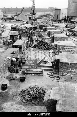 Lavori di costruzione delle fondazioni per la sala congressi sul raduno nazista a Norimberga nel luglio 1937. La pietra angolare fu posata nel 1935, ma l'edificio non fu completato. (Difetti di qualità dovuti alla copia storica dell'immagine) Fotoarchiv für Zeitgeschichtee - NESSUN SERVIZIO DI CABLAGGIO - Foto Stock