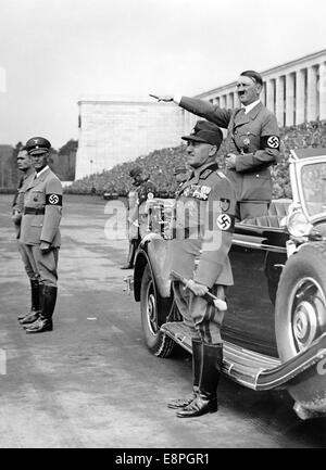 Norimberga Rally 1936 a Norimberga, Germania - marzo passato del Reich Labour Service (RAD) davanti ad Adolf Hitler sul campo Zeppelin presso il raduno nazista. Davanti a Hitler, capo della RAD Konstantin Hierl, il ministro del Reich Rudolf Hess (L) e il ministro del Reich Wilhelm Frick (2-L). (Difetti di qualità dovuti alla copia storica dell'immagine) Fotoarchiv für Zeitgeschichtee - NESSUN SERVIZIO DI CABLAGGIO - Foto Stock