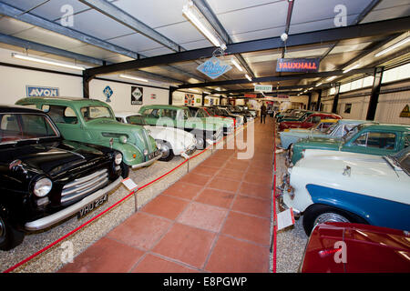 'Memory Lane' - una raccolta degli anni cinquanta e sessanta automobili classiche in Haynes International Motor Museum Sparkford Somerset REGNO UNITO Foto Stock