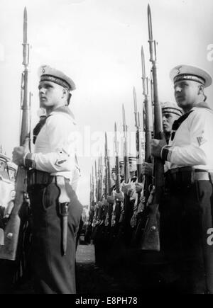 Norimberga Rally 1936 a Norimberga, Germania - dimostrazione delle forze armate naziste (Wehrmacht) sul campo Zeppelin, qui guardia d'onore dei membri della marina. (Difetti di qualità dovuti alla copia storica dell'immagine) Fotoarchiv für Zeitgeschichtee - NESSUN SERVIZIO DI CABLAGGIO - Foto Stock