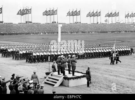 Norimberga Rally 1937 a Norimberga, Germania - raduno partito nazista - dimostrazione della Wehrmacht tedesca (forze armate) sul campo di Zeppelin, qui il corso di addestramento ufficiale non commissionato della Marina passa davanti ad Adolf Hitler. A destra di Hitler: Field Marshal Werner von Blomberg. Dietro di loro: I comandanti dei tre rami Wehrmacht il Grande Ammiraglio Erich Raeder, il Colonnello generale Freiherr Werner von Fritsch e il Colonnello generale Hermann Goering. Difetti di qualità dovuti alla copia storica dell'immagine) Fotoarchiv für Zeitgeschichtee - NESSUN SERVIZIO DI CABLAGGIO - Foto Stock