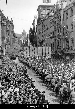 Rally di Norimberga 1936 a Norimberga, Germania - i membri della Sturmabteilung (SA) marciano per le strade della città. (Difetti di qualità dovuti alla copia storica dell'immagine) Fotoarchiv für Zeitgeschichtee - NESSUN SERVIZIO DI CABLAGGIO - Foto Stock