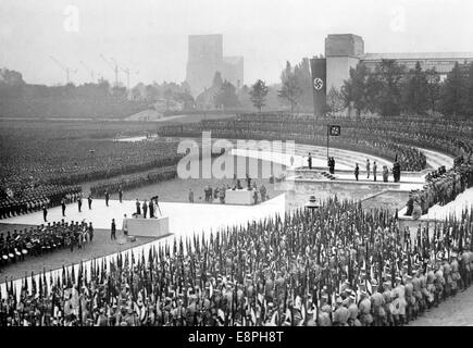 Rally di Norimberga 1937 a Norimberga, Germania - raduno del partito nazista - Vista di Luitpoldarena durante un discorso di Adolf Hitler (sulla tribuna) alle unità dello Sturmtruppe (SA), dello Schutzstaffel (SS), del corpo dei motori nazionalsocialisti (NSKK) e del corpo dei volantini nazionalsocialisti (NSFK). (Difetti di qualità dovuti alla copia storica dell'immagine) Fotoarchiv für Zeitgeschichtee - NESSUN SERVIZIO DI CABLAGGIO - Foto Stock