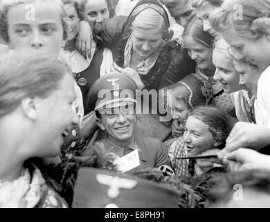 Rally di Norimberga 1938 a Norimberga, Germania - Reich Ministro della Propaganda Joseph Goebbels è circondato da ragazze della Ostmark, che vorrebbero avere un autografo da lui. (Difetti di qualità dovuti alla copia storica dell'immagine) Fotoarchiv für Zeitgeschichtee - NESSUN SERVIZIO DI CABLAGGIO - Foto Stock