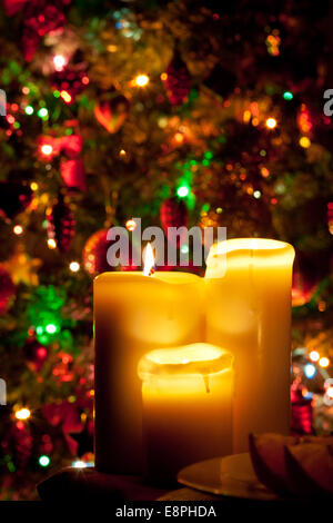 Natale candele su abete sullo sfondo delle luci Foto Stock