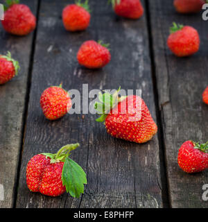 Rosso fresco Fragole sul vecchio tavolo in legno Foto Stock